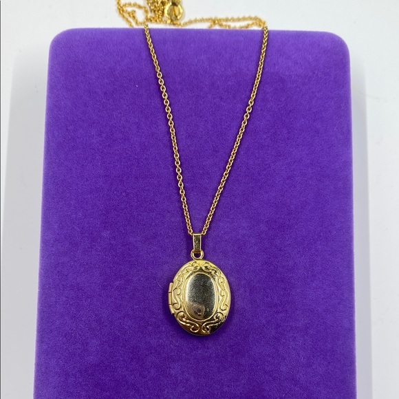 💛 Elegant Gold Plated Oval Locket Necklace - Picture 1 of 5